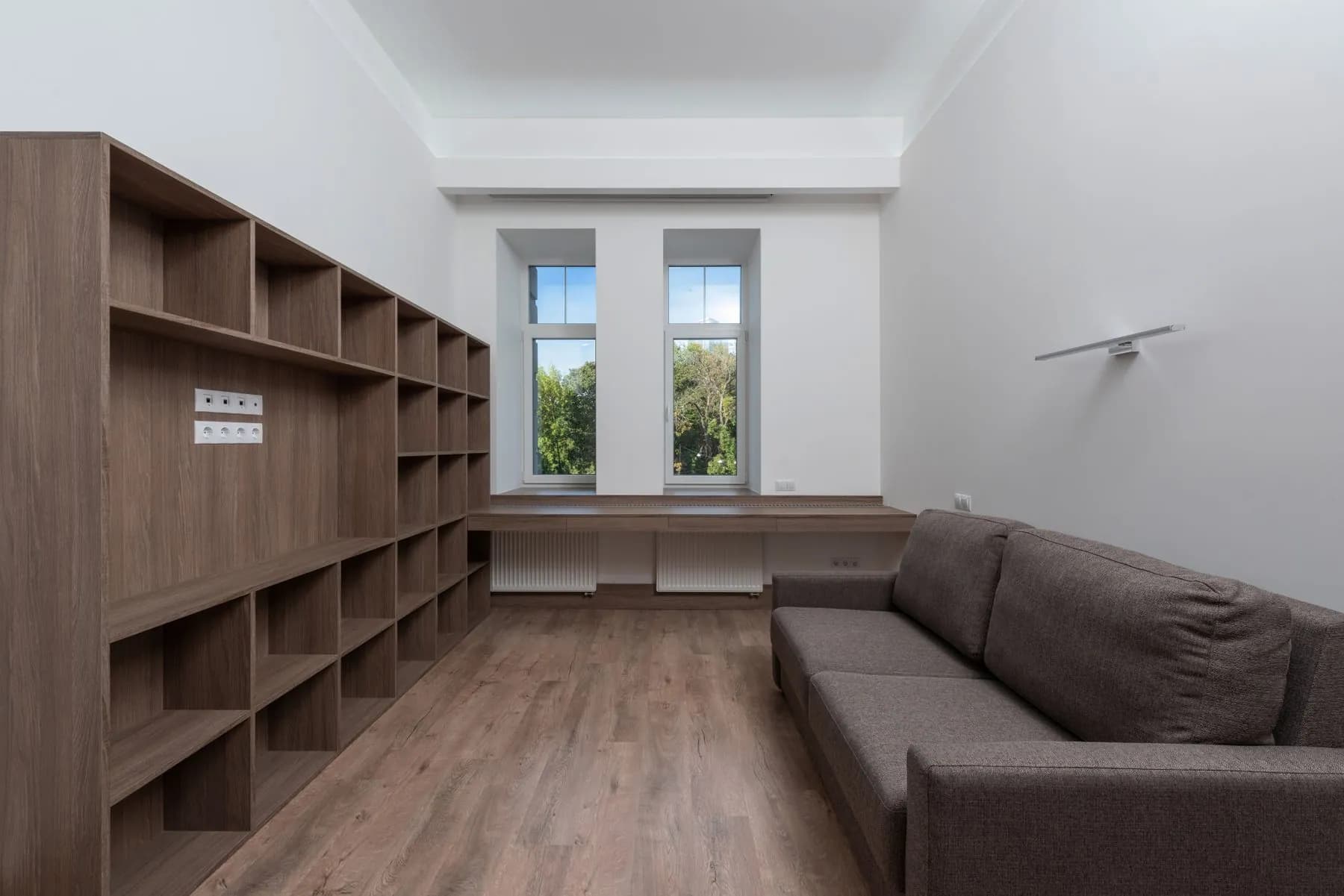 Hallway storage in handleless taupe matte fronts with open shelving and a walnut-topped bench
