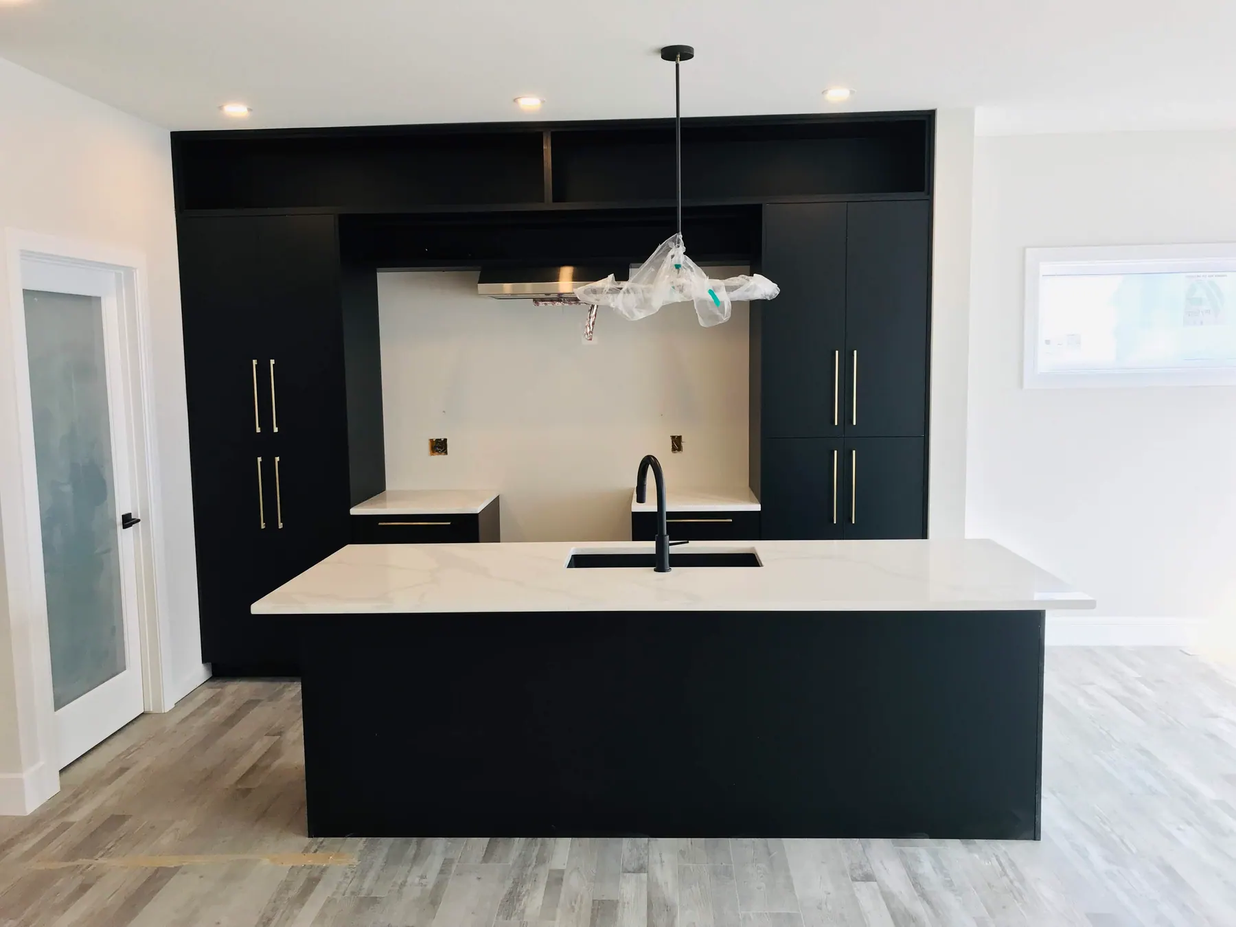 Island with an undermount sink in white marble-look quartz