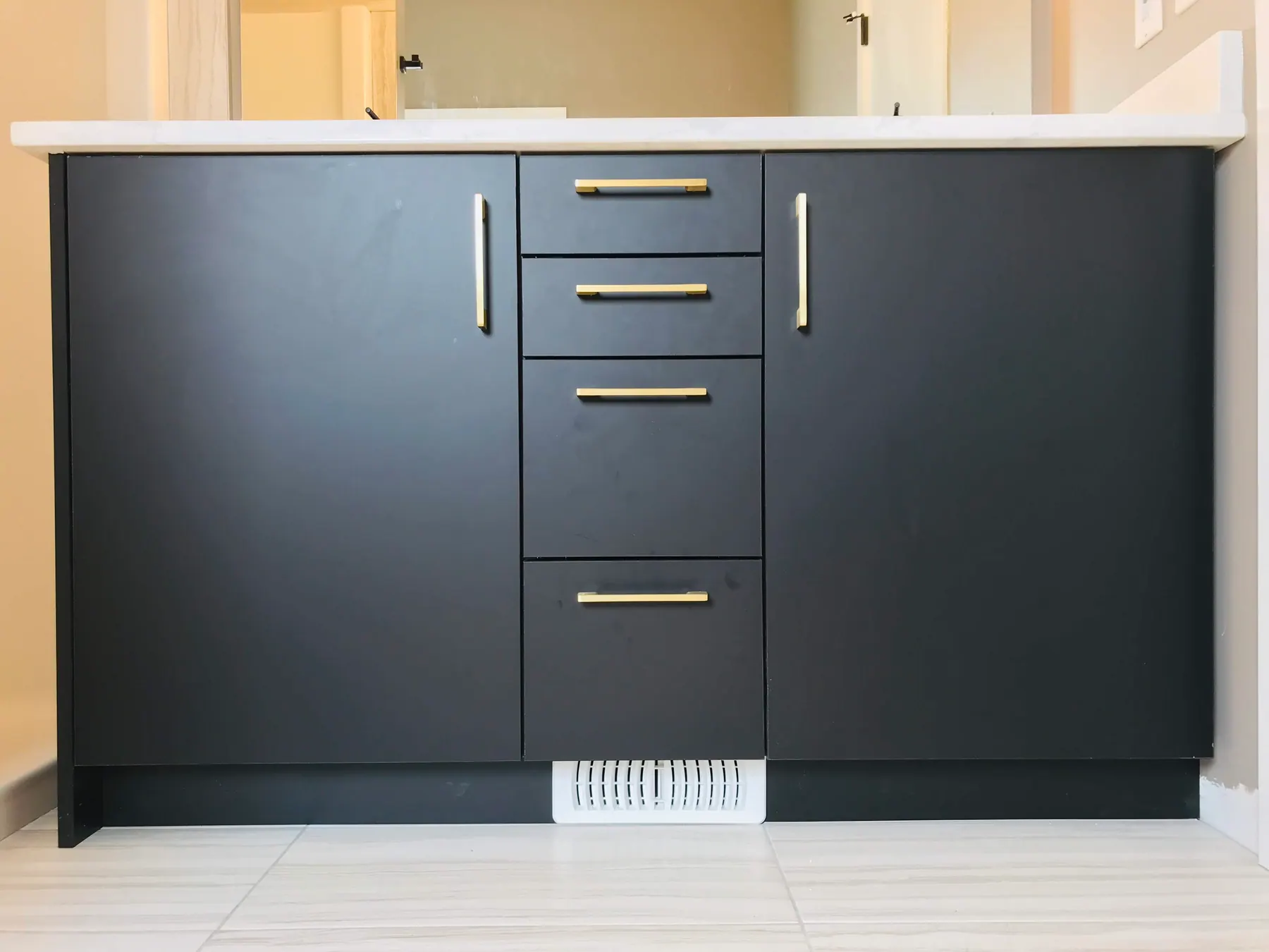 Quartz counter meeting matte black drawer fronts